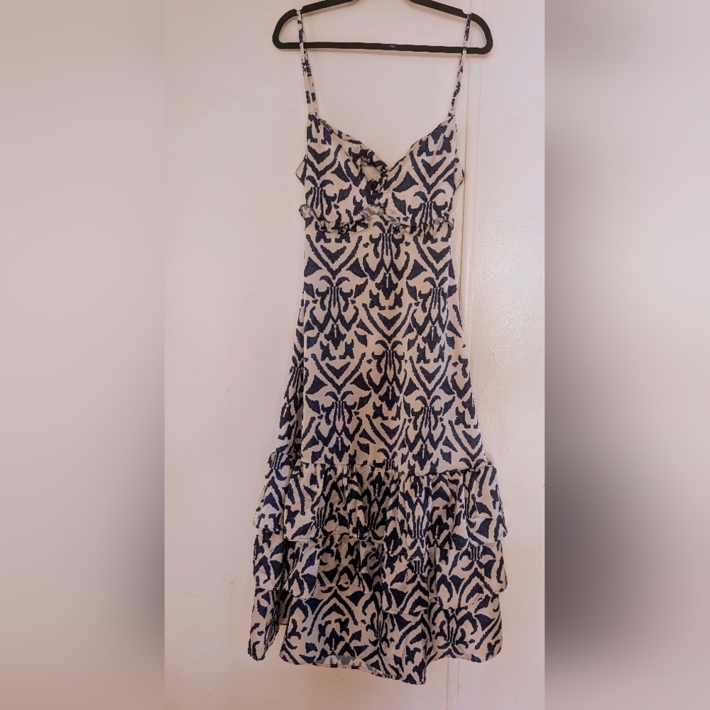 Elegant Blue and White Patterned Midi Dress - Picture 6 of 13